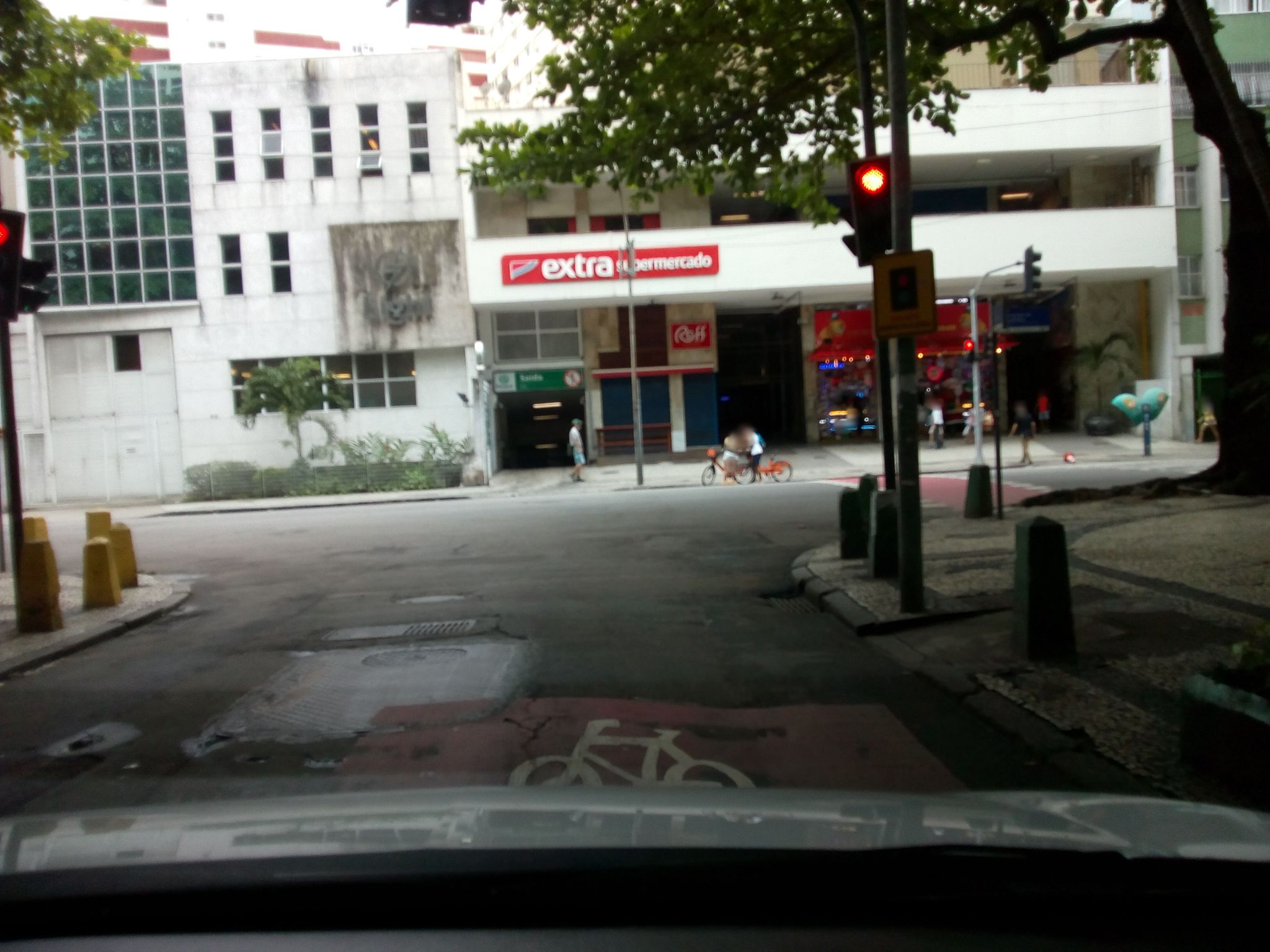 Street-level view near Sinagoga Kehilat Yaacov, Copacabana