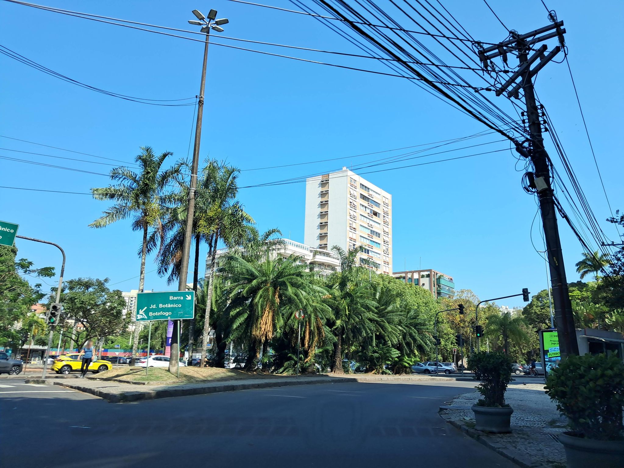 Street-level view near Sinfonia, Leblon