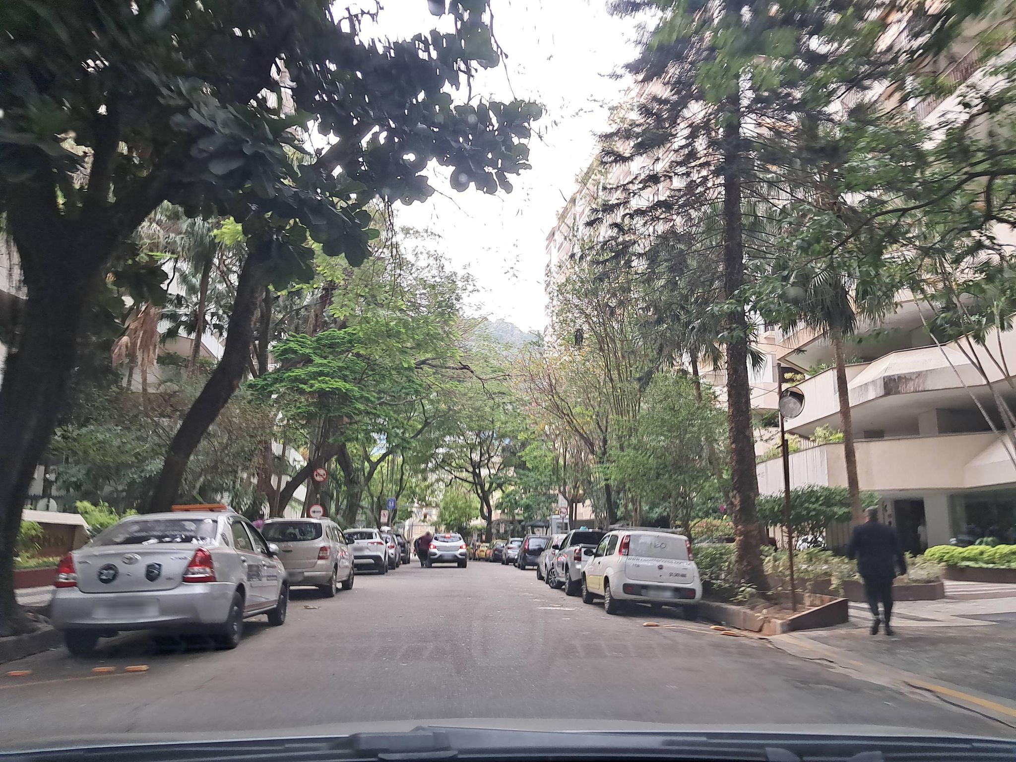 Street-level view near Sironi, Gávea