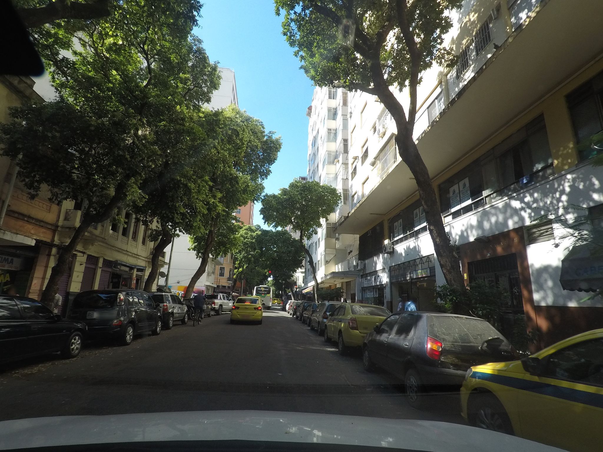 Street-level view near Sob o Prédio do Numero 3, Centro