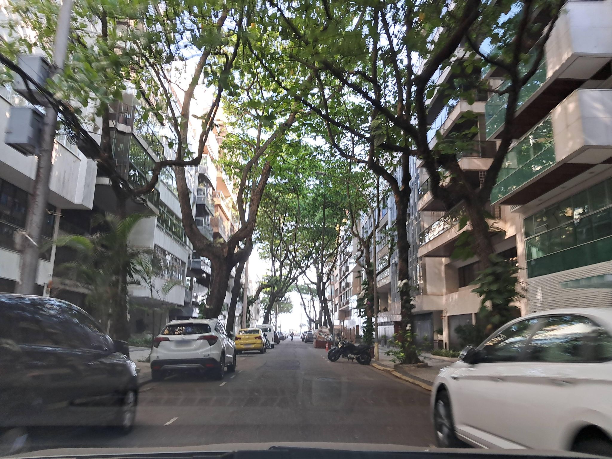 Street-level view near Solar Esmeralda, Leblon
