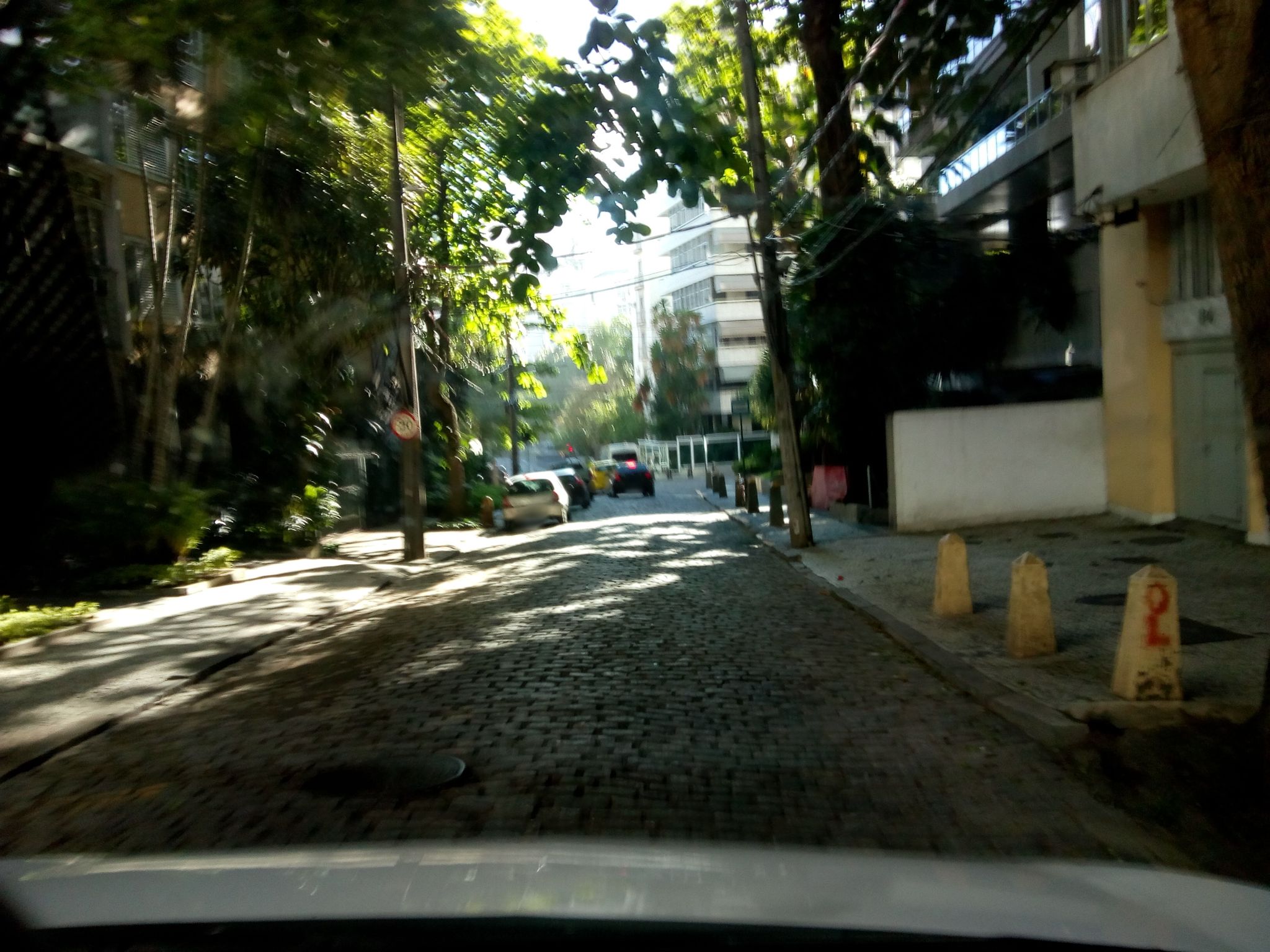 Street-level view near Solar Princesa Luciana, Leblon