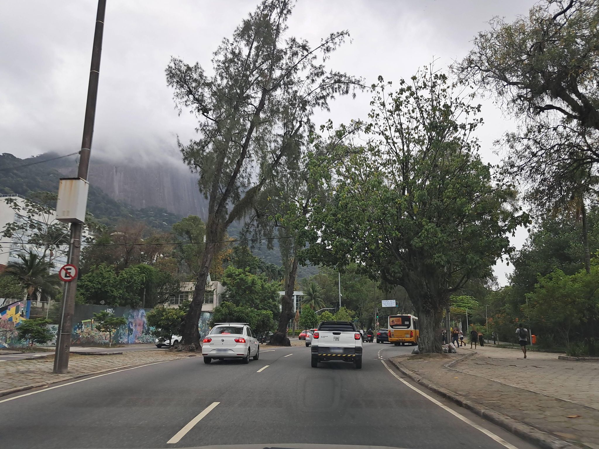 Street-level view near Solar Princesa Myrian, Leblon