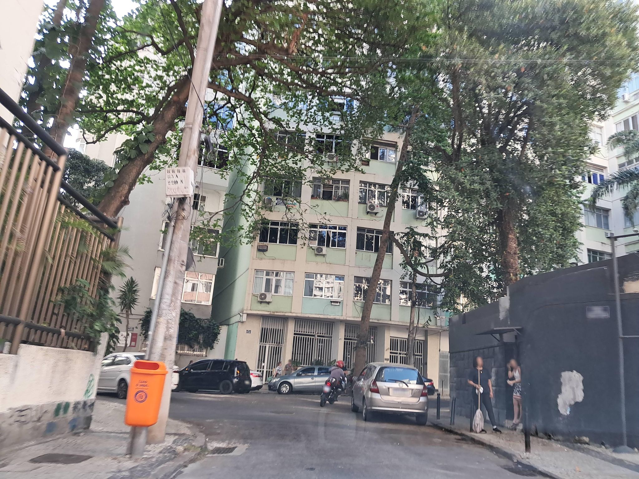 Street-level view near Splemdid, Copacabana
