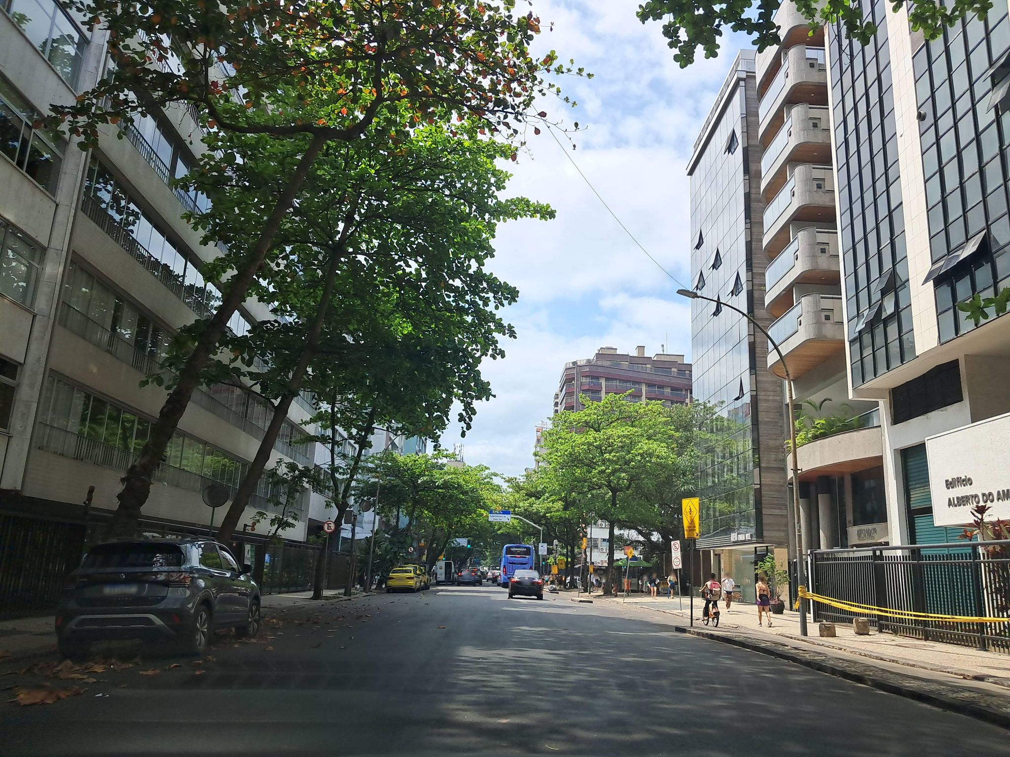Street-level view near Subestação da Ligth, Ipanema