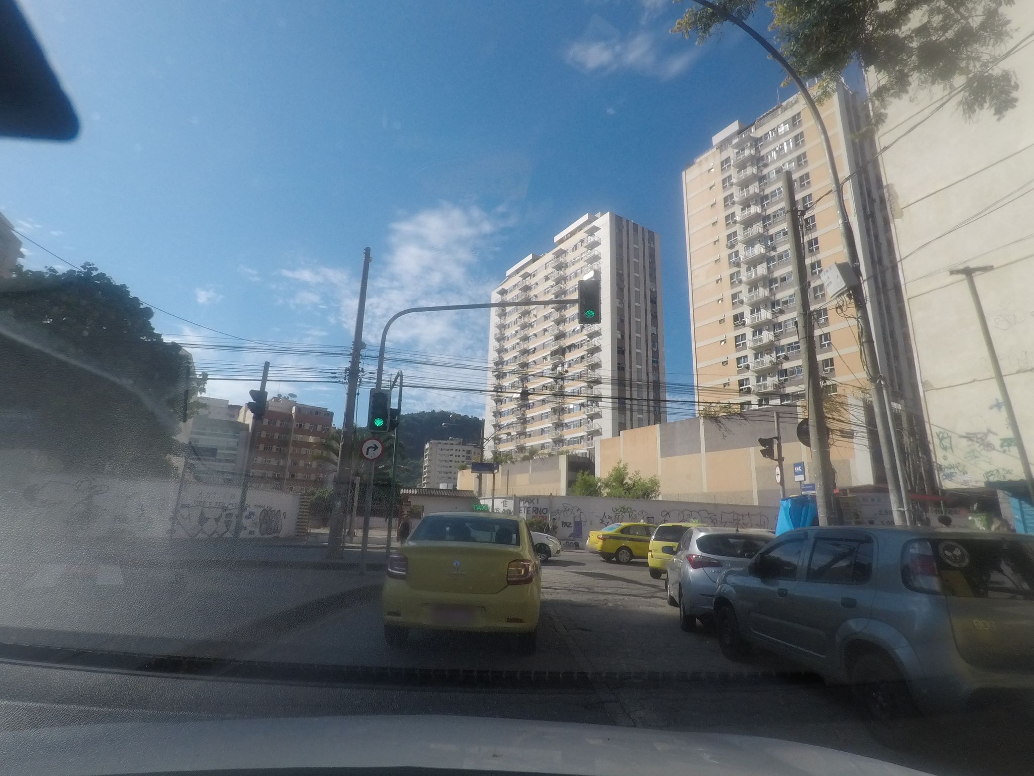 Street-level view near Subestação Metrô Rio, Botafogo