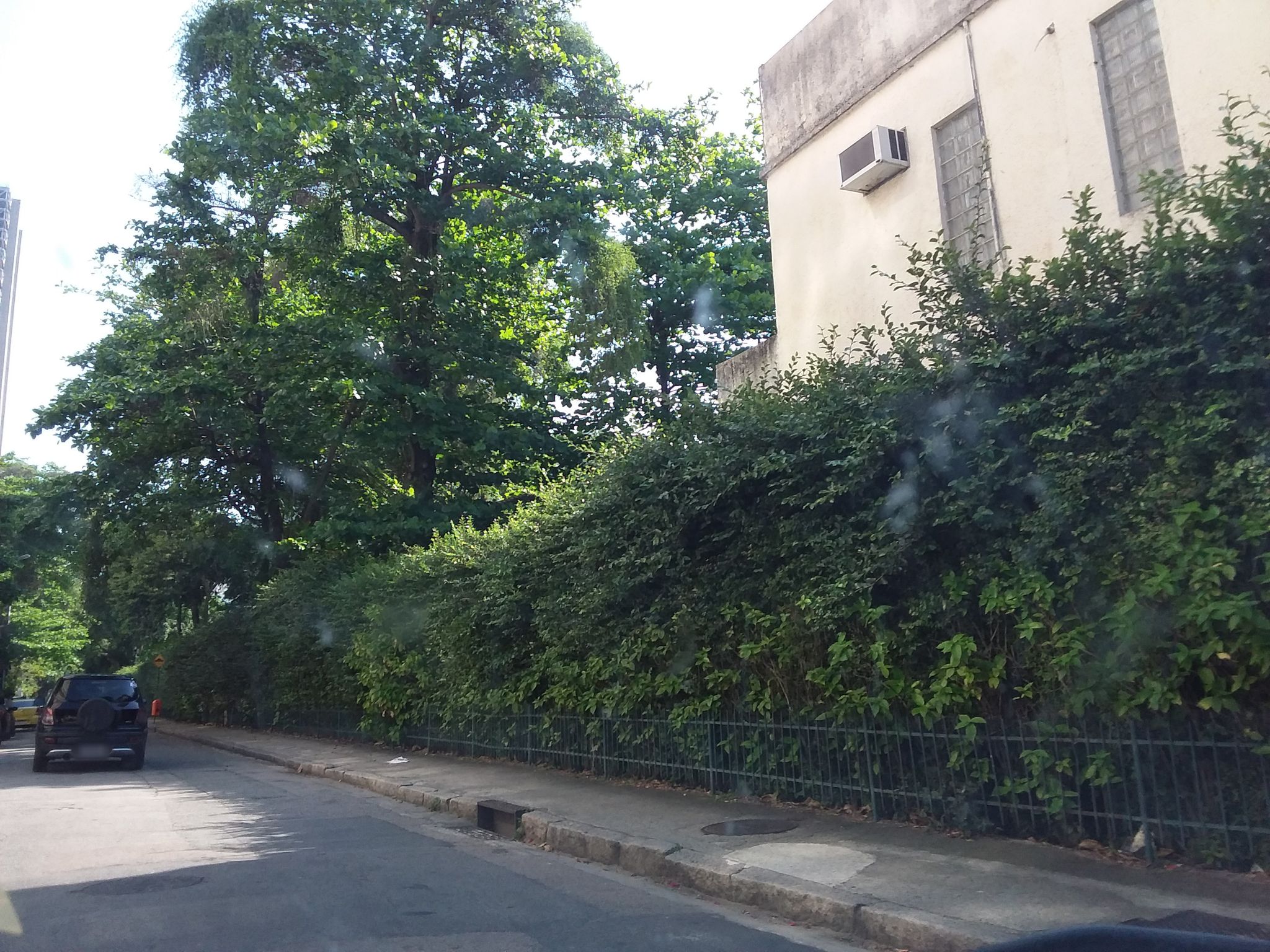 Street-level view near Subprefeitura da Praia Vermelha, Botafogo
