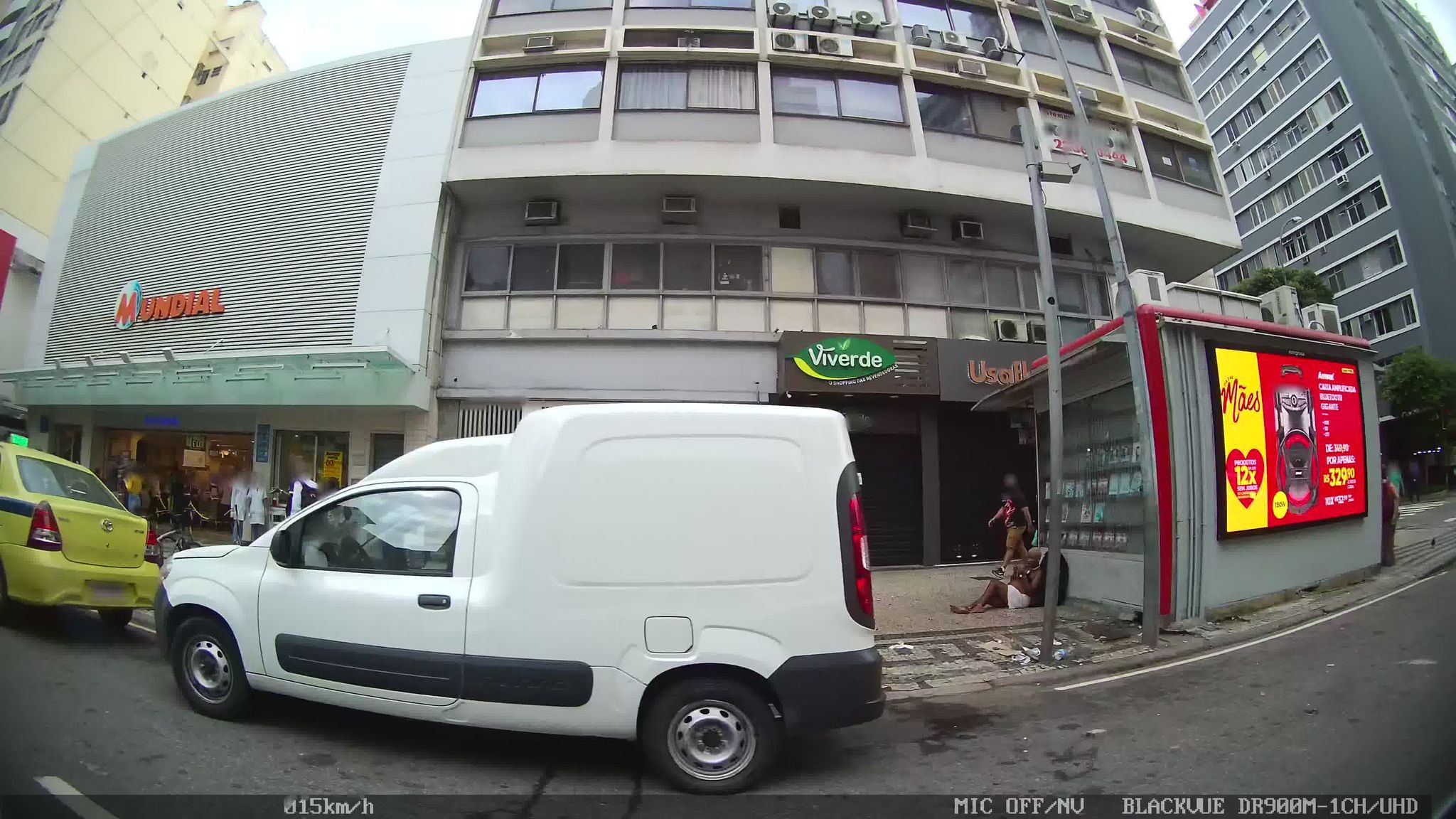 Street-level view near Supermercados Mundial, Copacabana