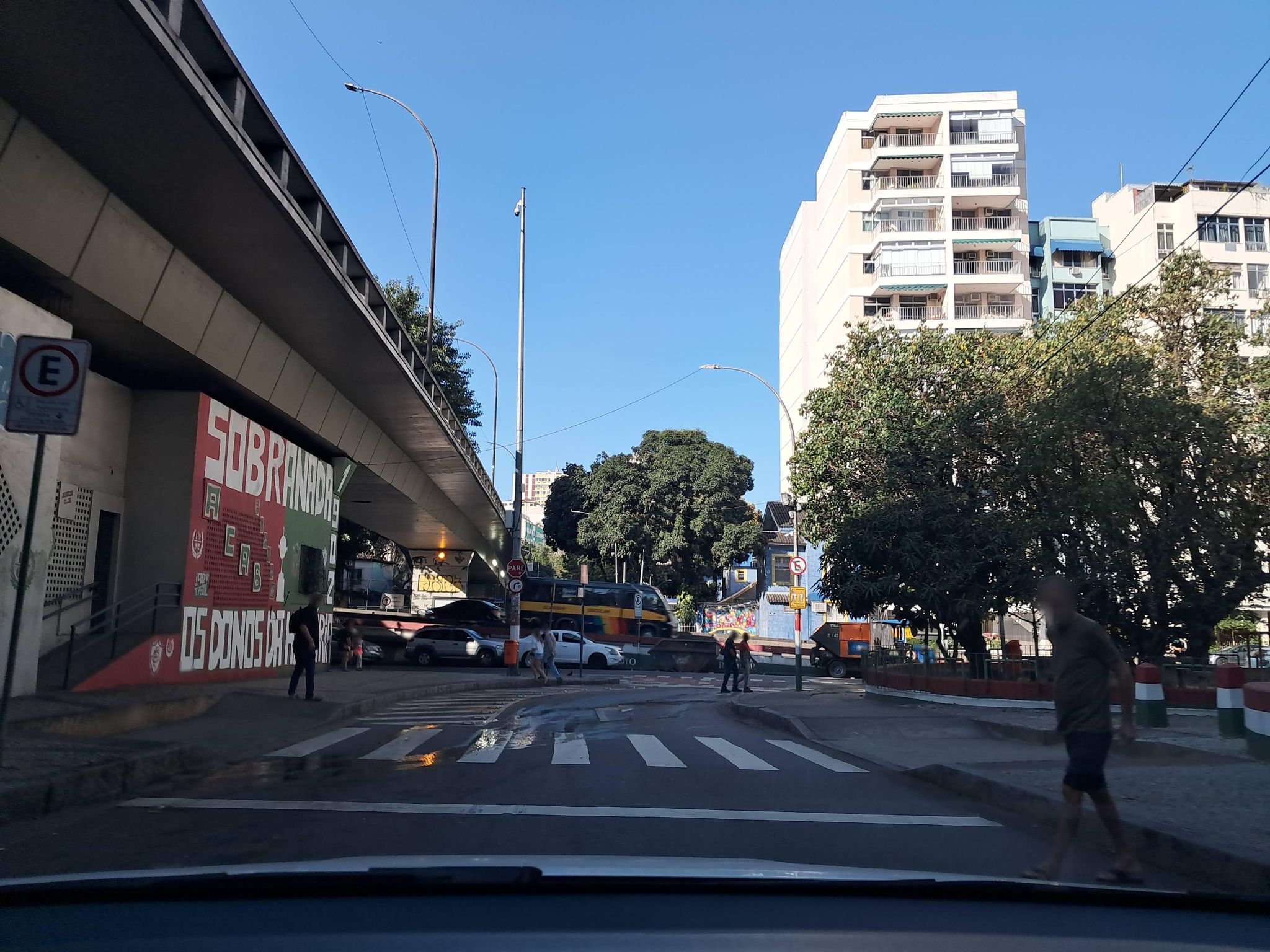 Street-level view near Taiga, Laranjeiras