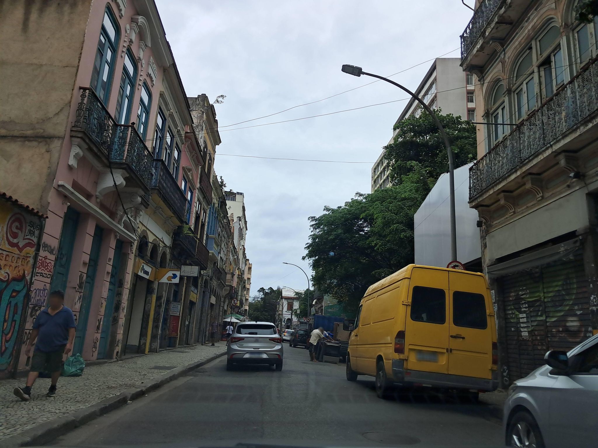 Street-level view near Terceiro Pv Pequena Co0bertura Residencial, Glória