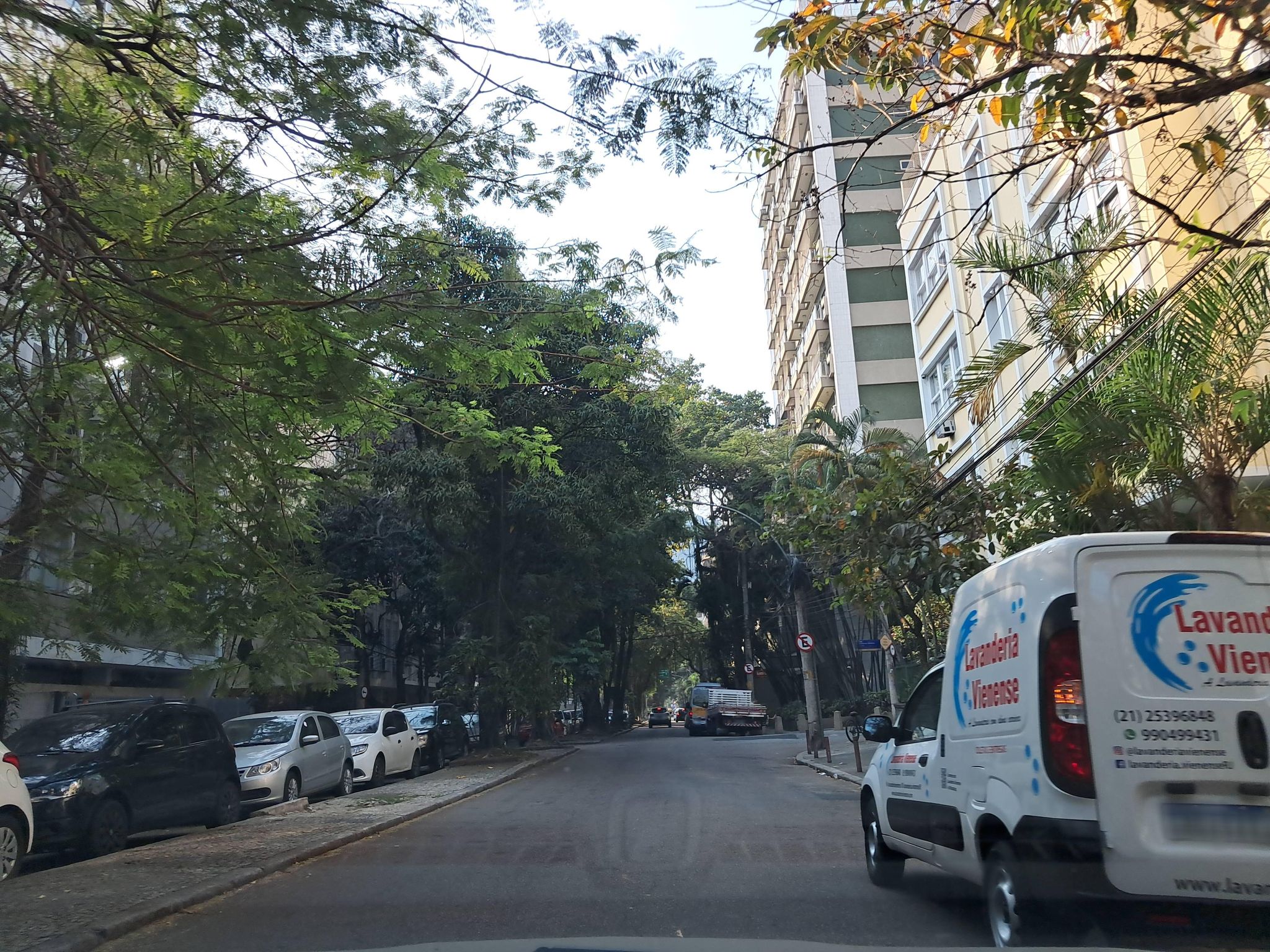 Street-level view near Ternura, Humaitá