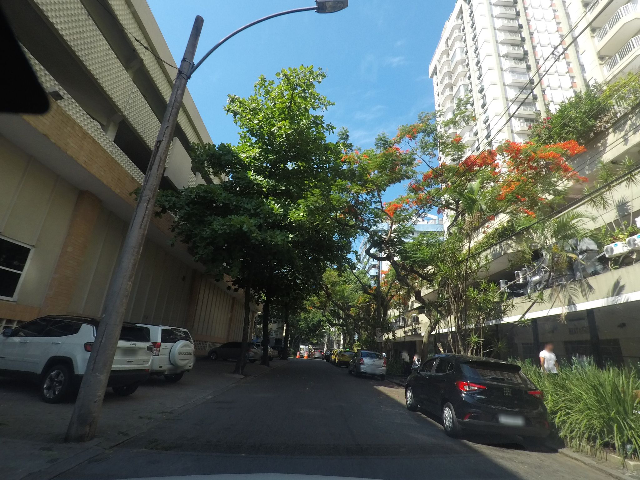 Street-level view near Terrasse Centre, Leblon