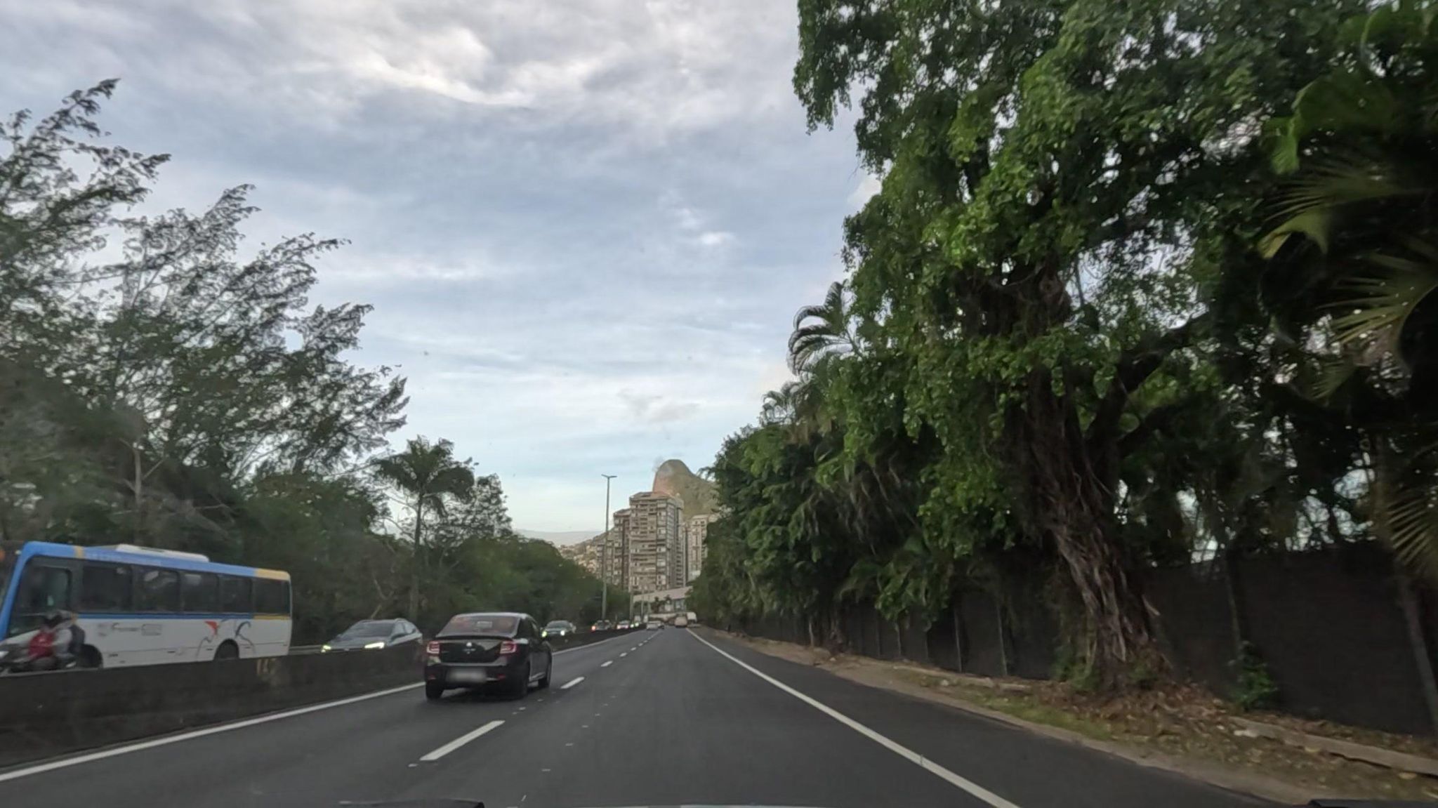 Street-level view near The Loft Personalite, São Conrado