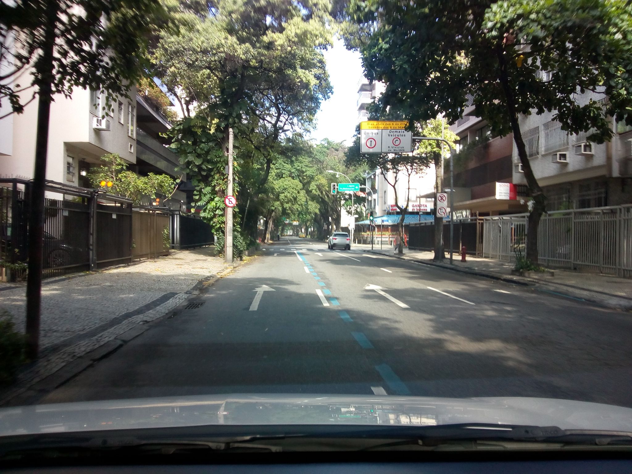 Street-level view near Thiago, Ipanema