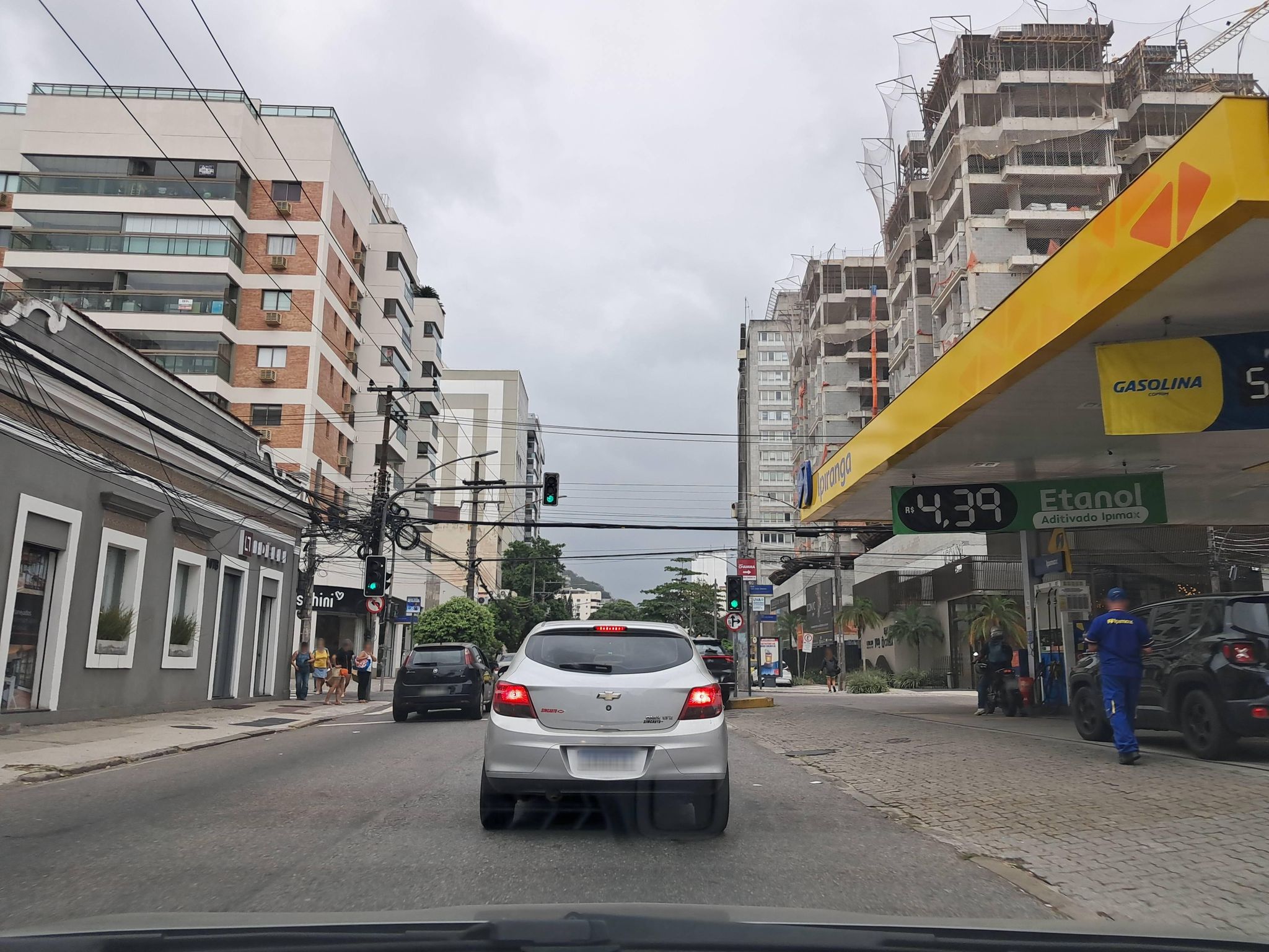 Street-level view near Tik Tak Casa de Festas, Botafogo