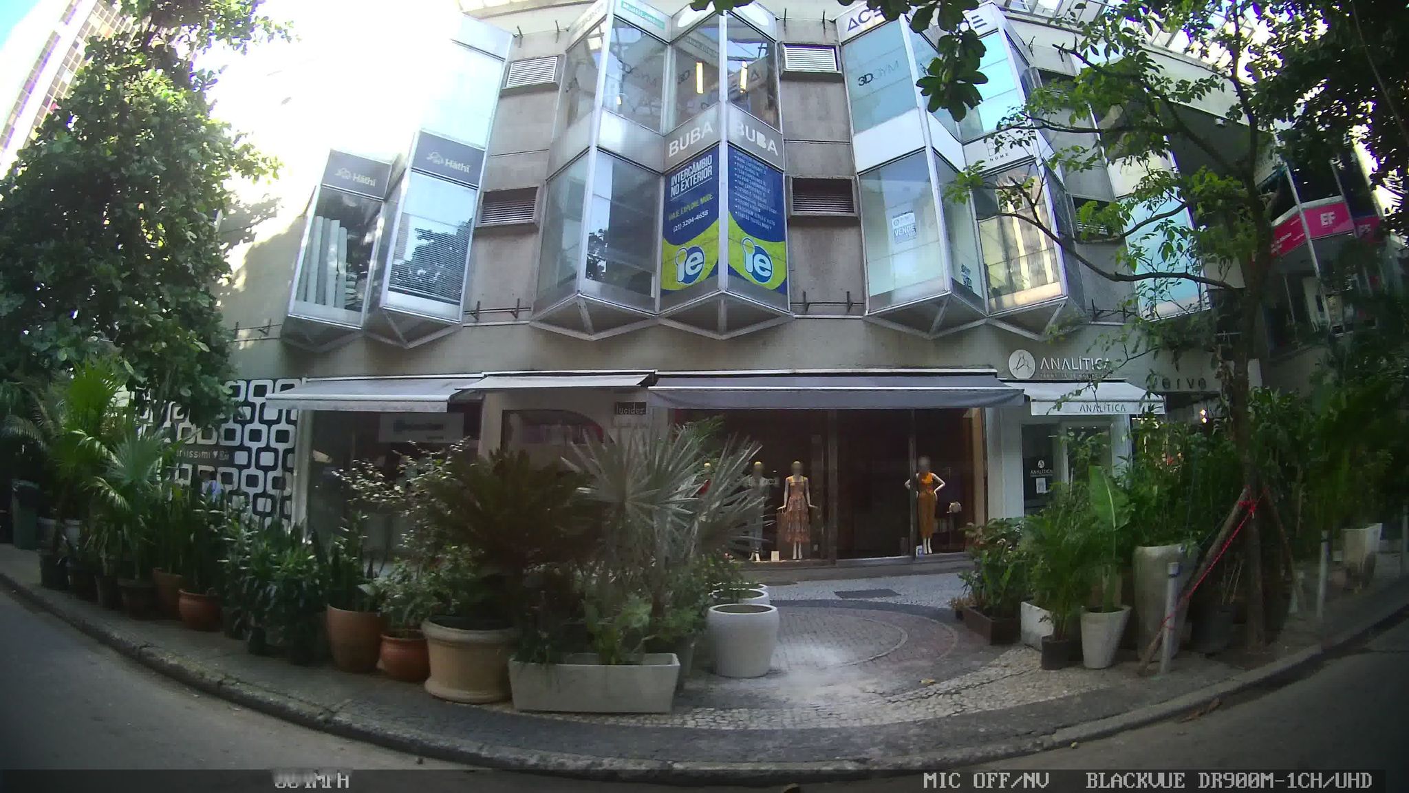 Street-level view near Top Center, Ipanema