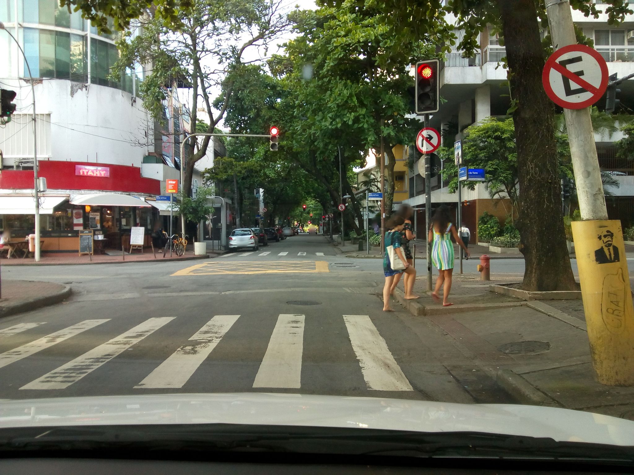 Street-level view near Torre da Paz, Ipanema