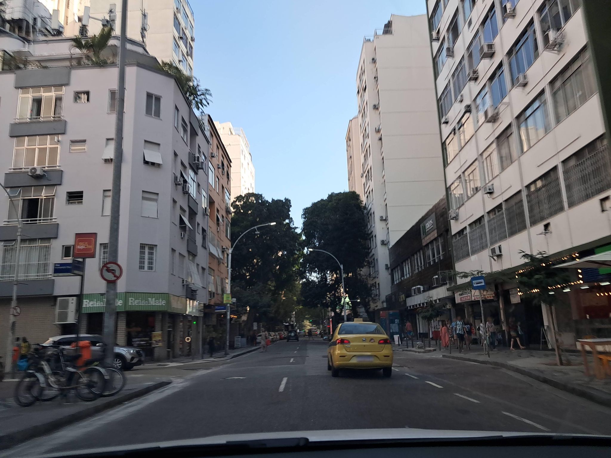 Street-level view near Torre do Flamengo, Flamengo