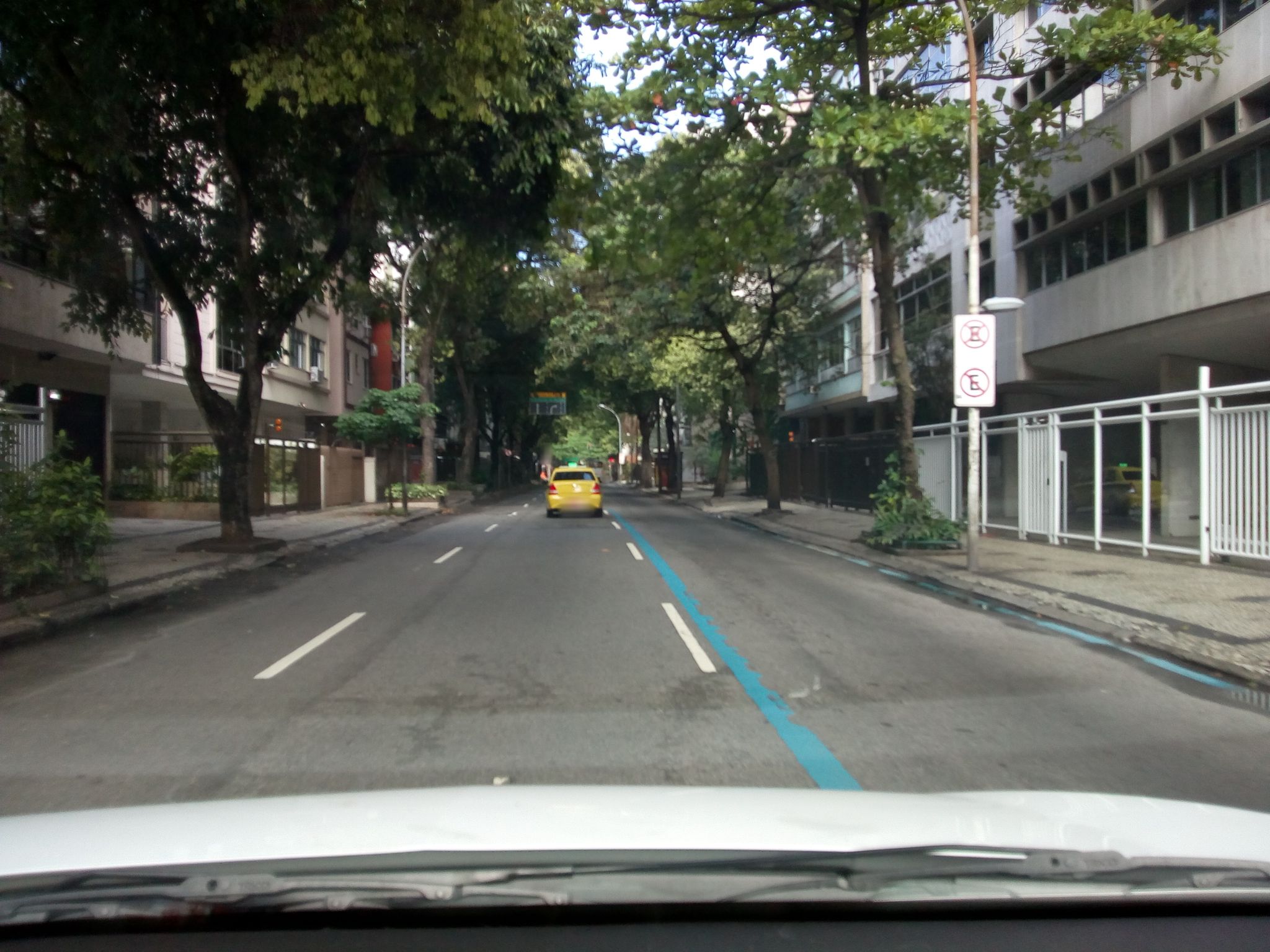 Street-level view near Uirapurú, Ipanema