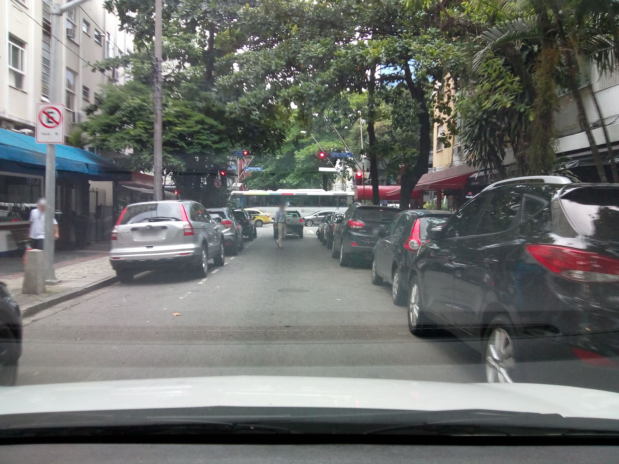 Street-level view near Uirapuru, Leblon