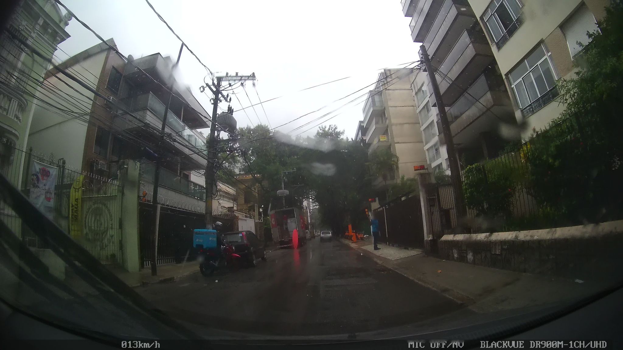 Street-level view near Uirapuru, Botafogo