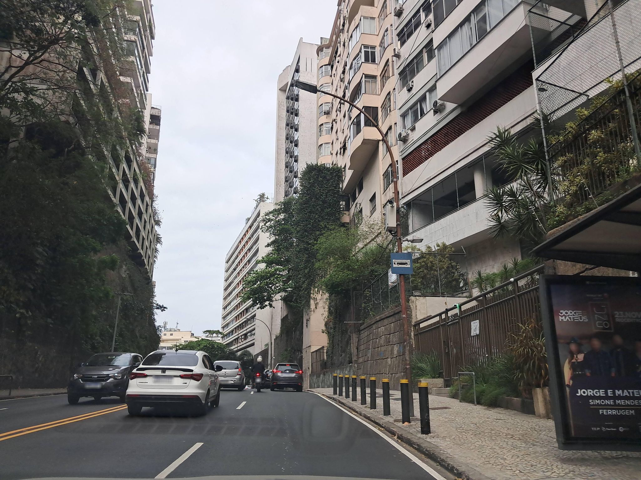 Street-level view near Ulaminis, Copacabana