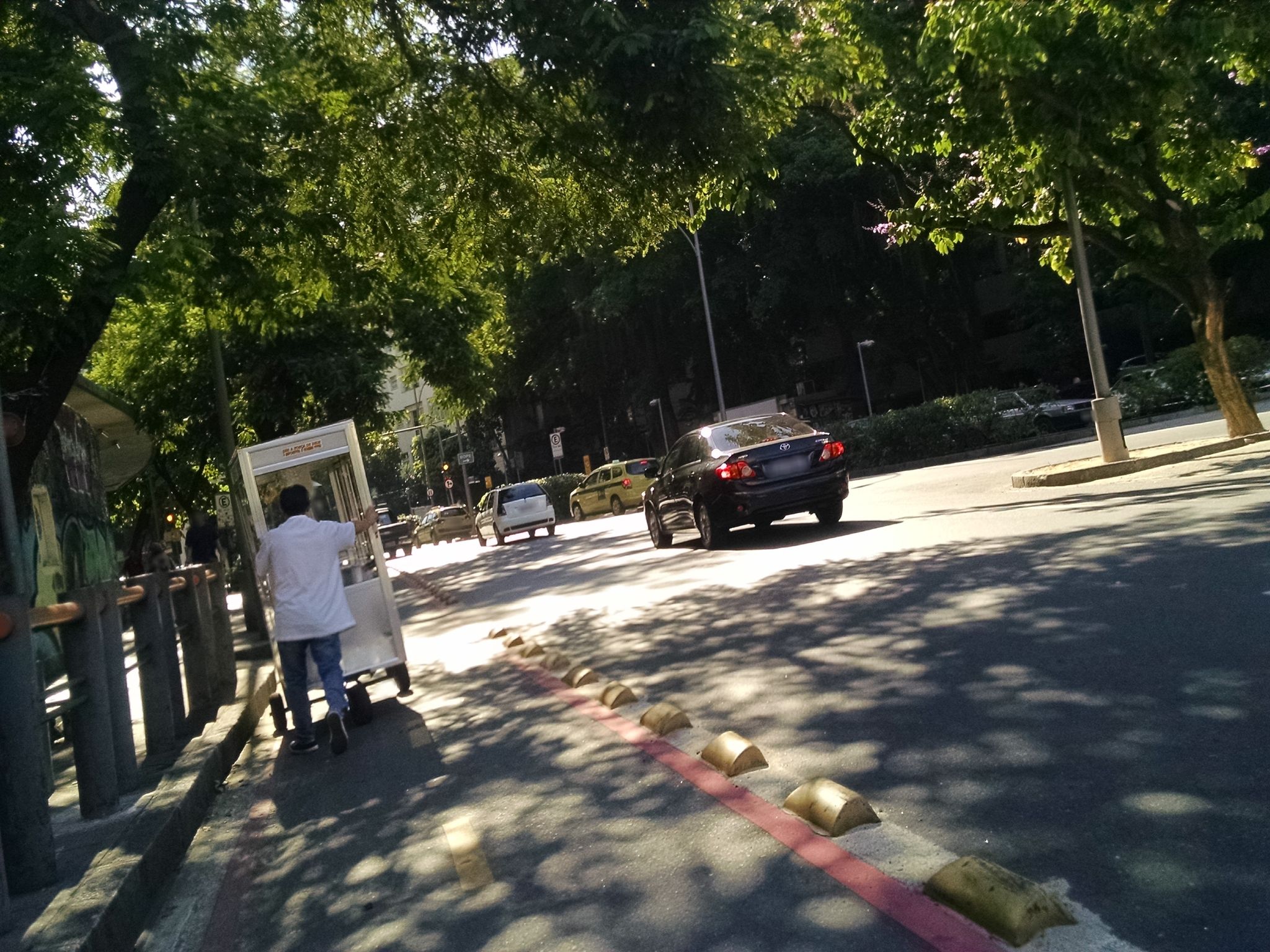 Street-level view near Ully, Laranjeiras