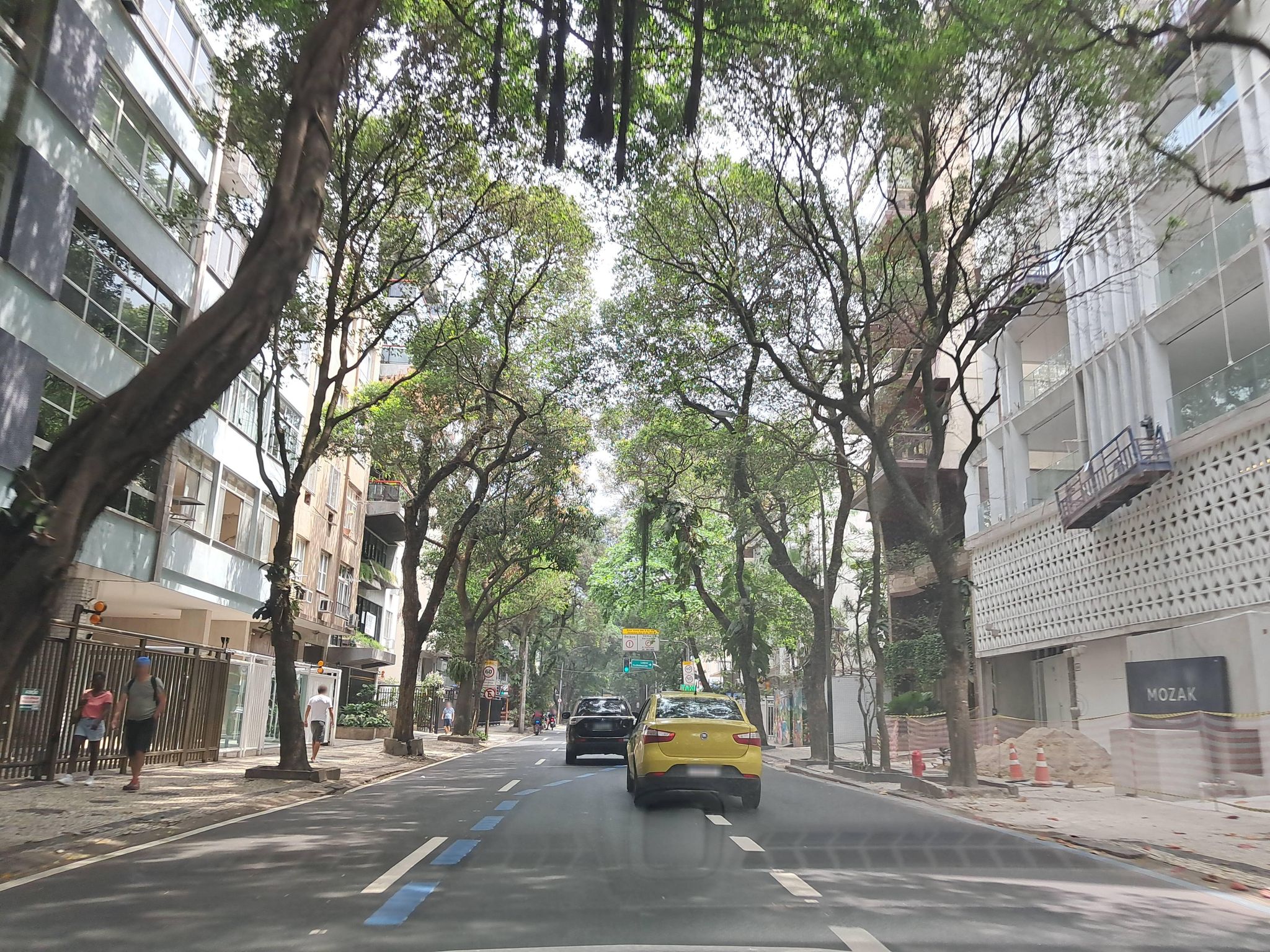 Street-level view near Umarizal, Leblon
