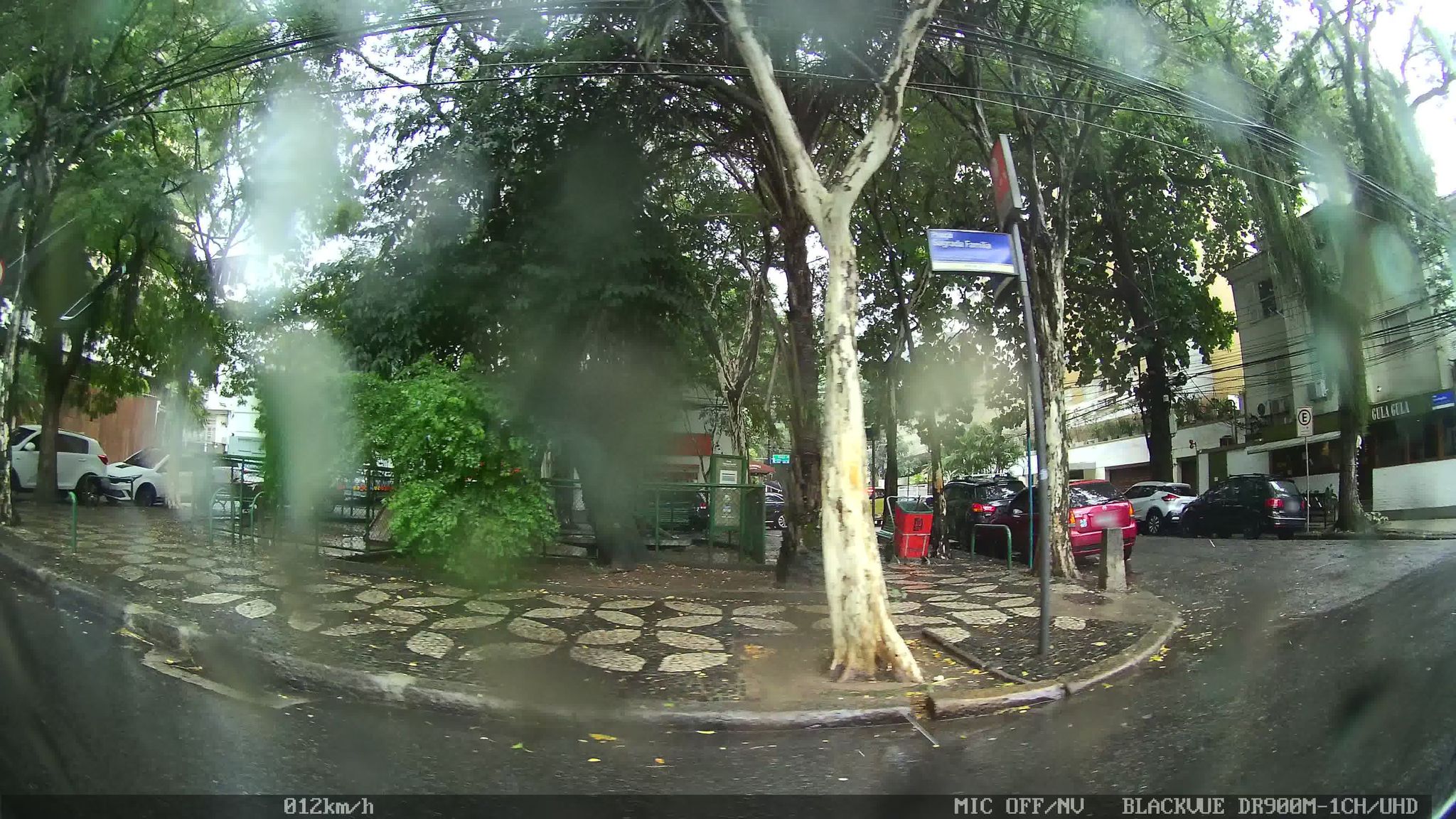 Street-level view near Unibanco, Jardim Botânico