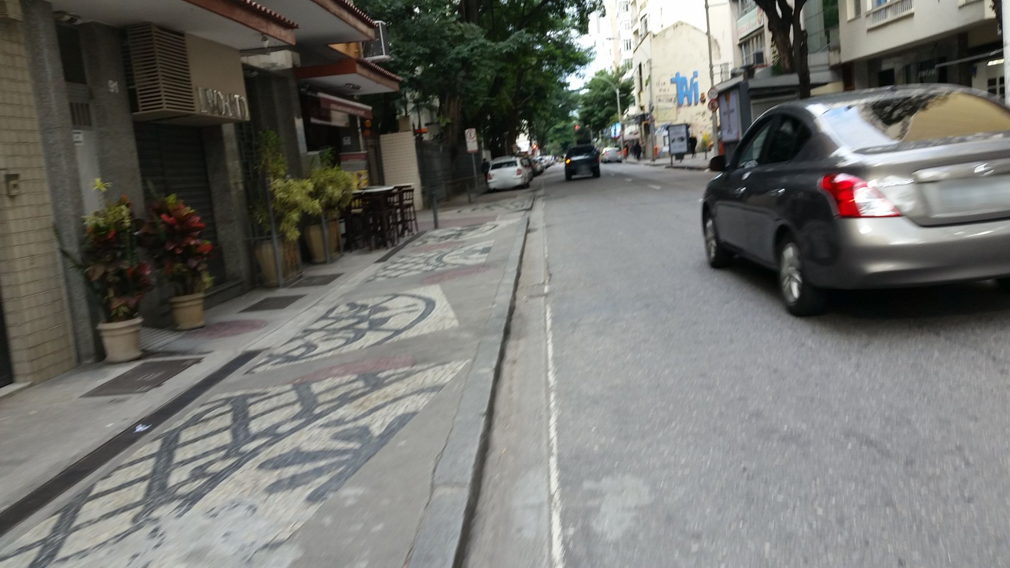 Street-level view near Upper, Flamengo