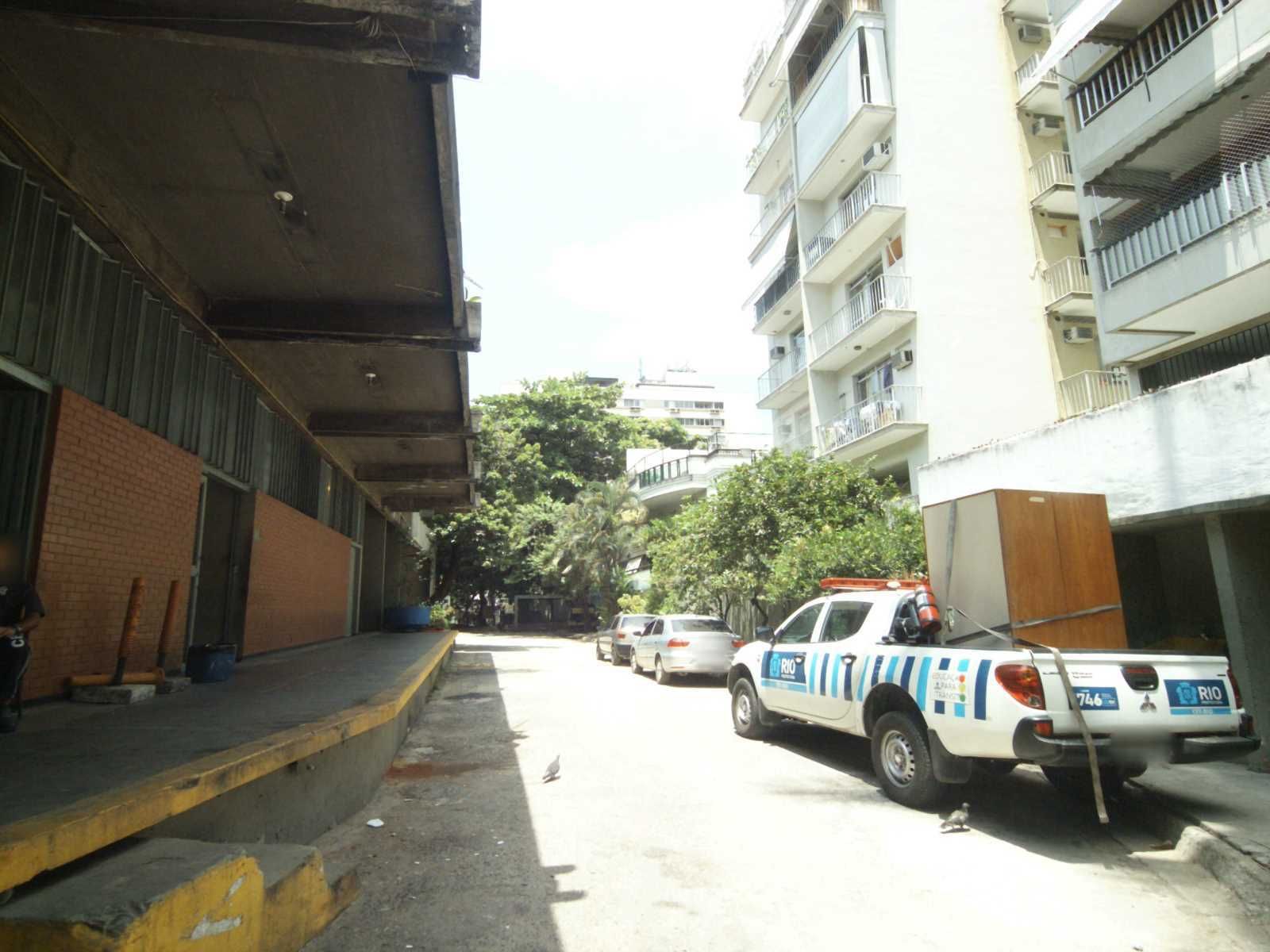 Street-level view near Verde Mar, Jardim Botânico
