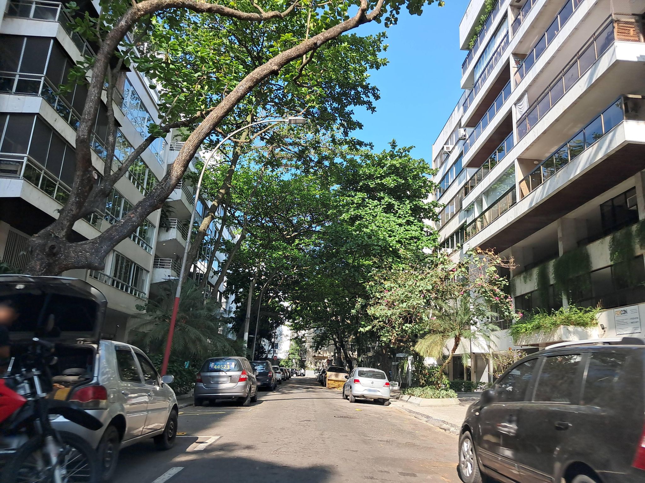 Street-level view near Vermont, Ipanema