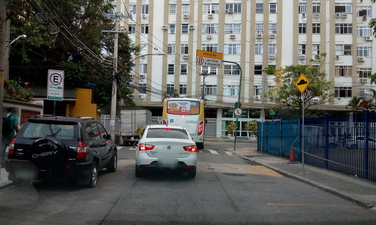 Street-level view near Vila Benjamim Constant, Botafogo