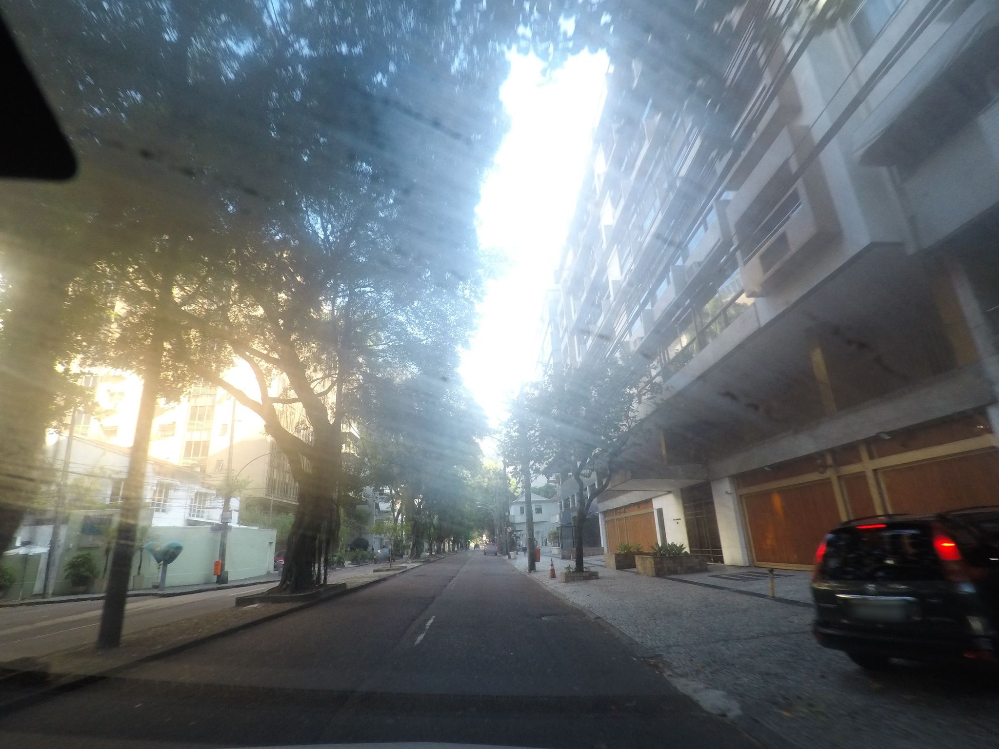 Street-level view near Vila Constanza, Lagoa