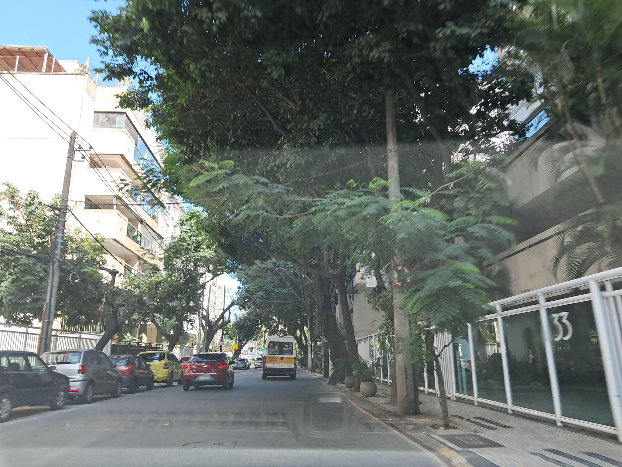 Street-level view near Vila de Poltiers, Gávea