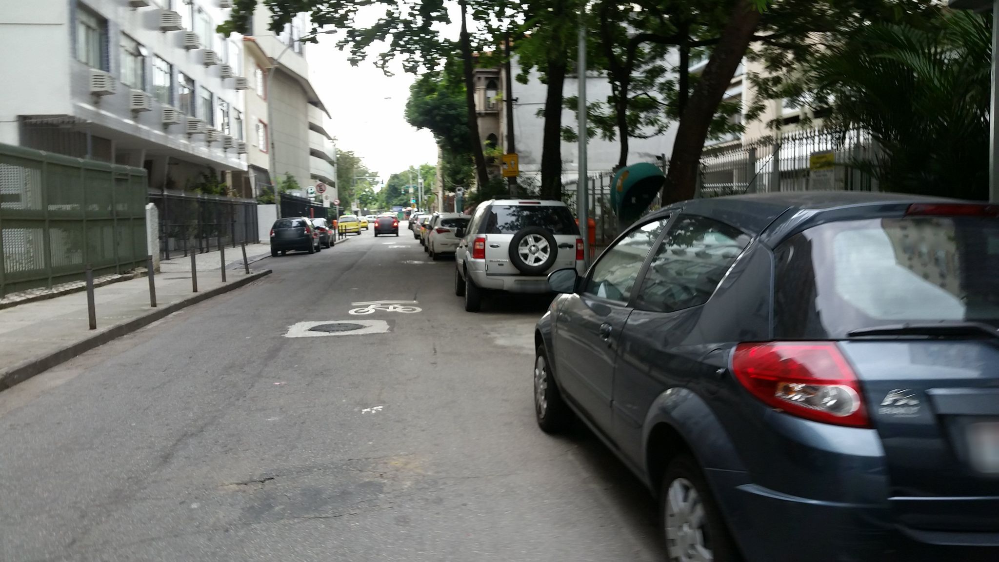 Street-level view near Vila do Pinheiro, Flamengo