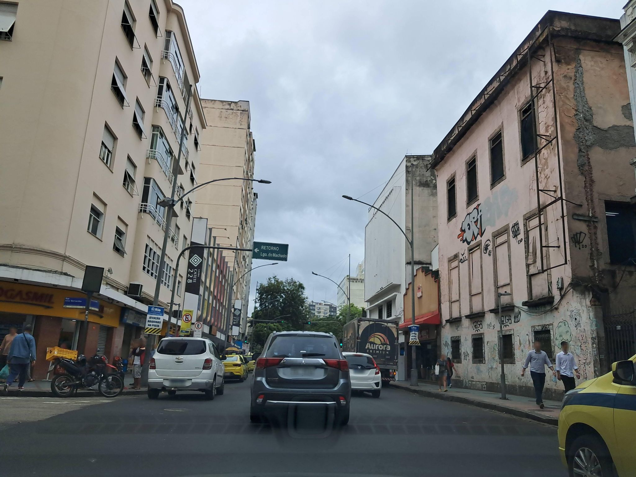 Street-level view near Vila Elite, Glória
