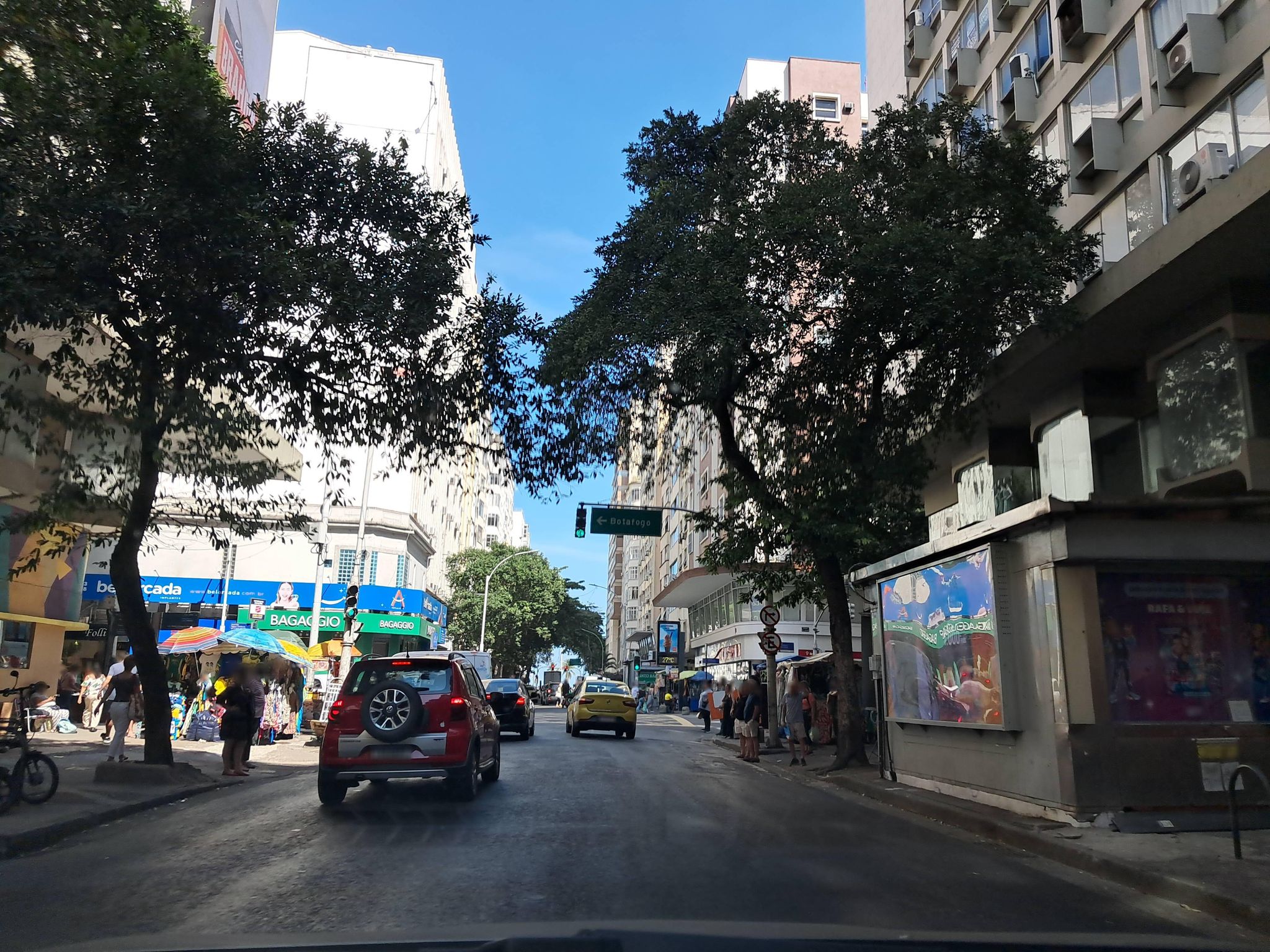 Street-level view near Vila Santa Clara, Copacabana