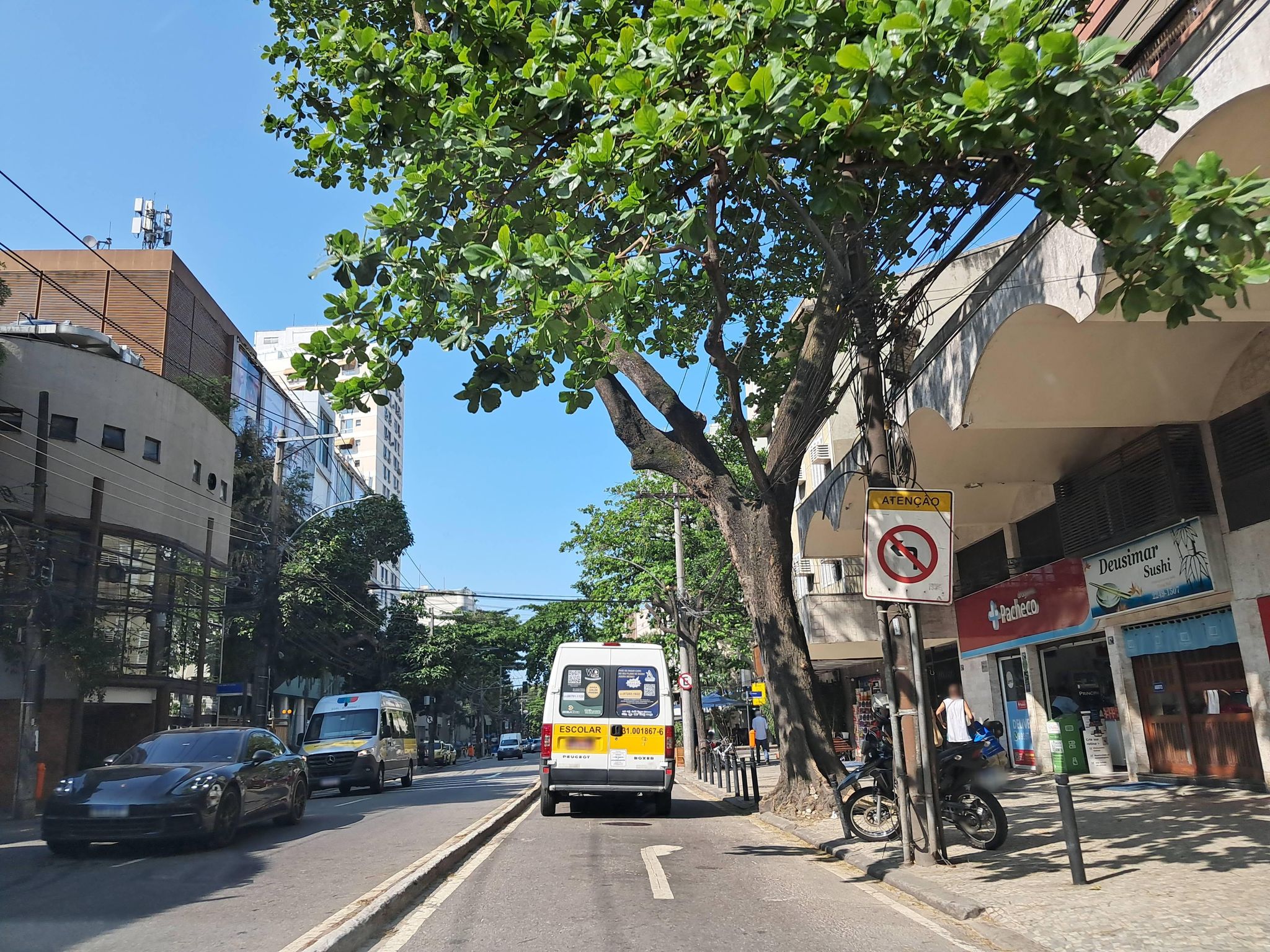 Street-level view near Ville de Beannais, Gávea