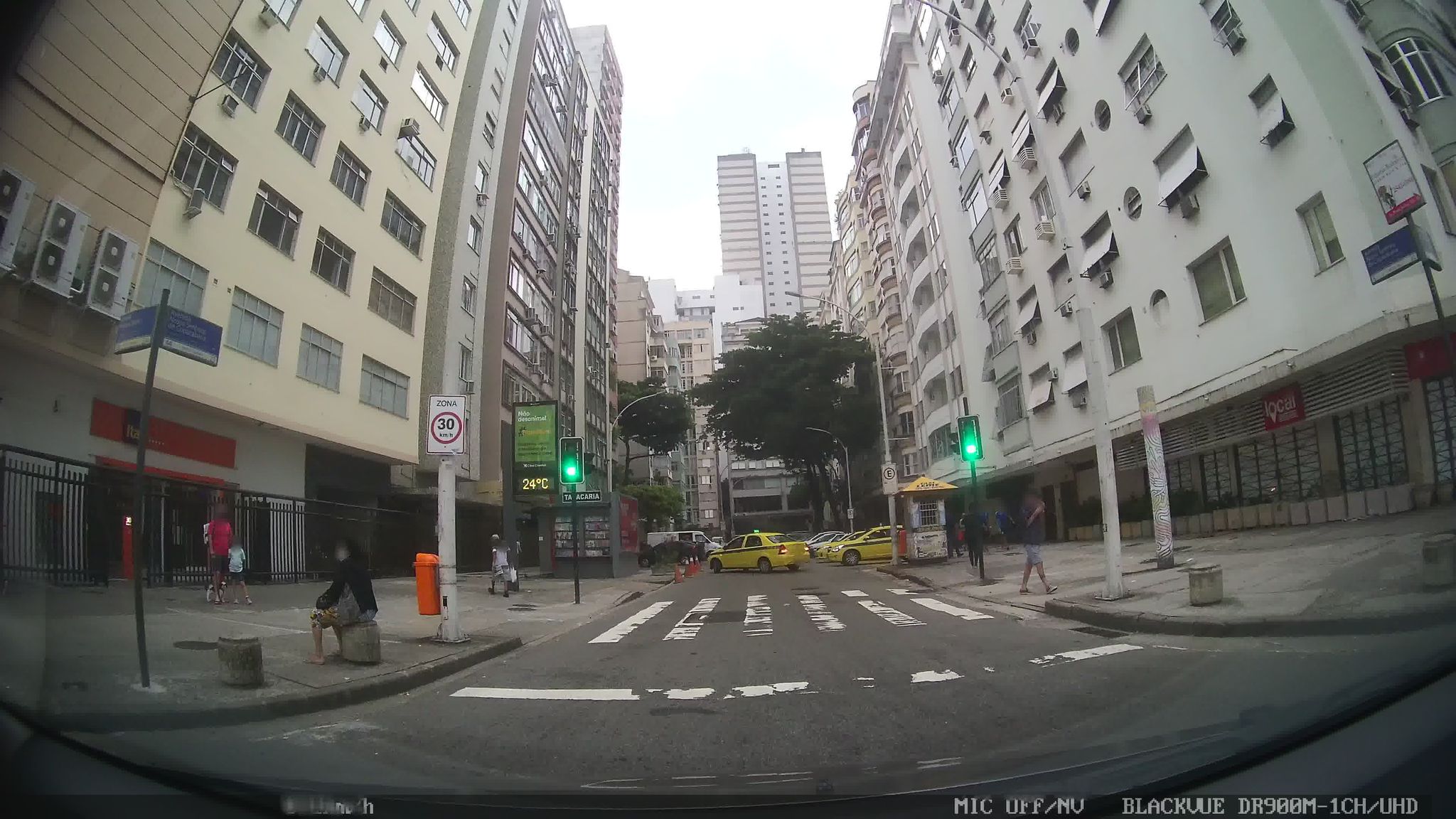 Street-level view near Villela, Copacabana
