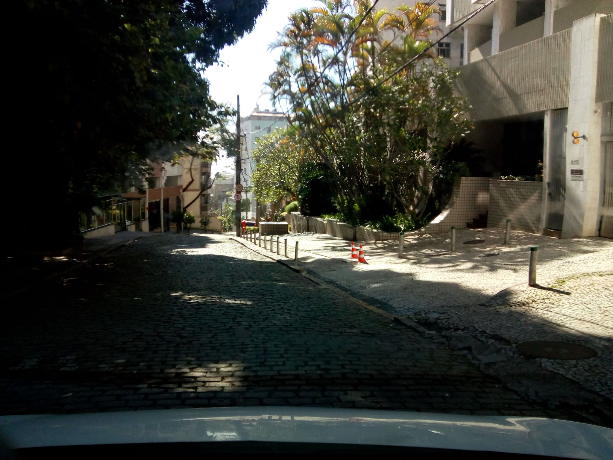 Street-level view near Vivenda das Ortencias, Leblon