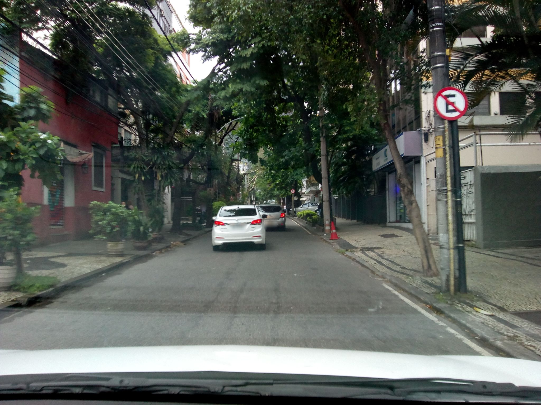 Street-level view near Vivenda das Plantas, Jardim Botânico