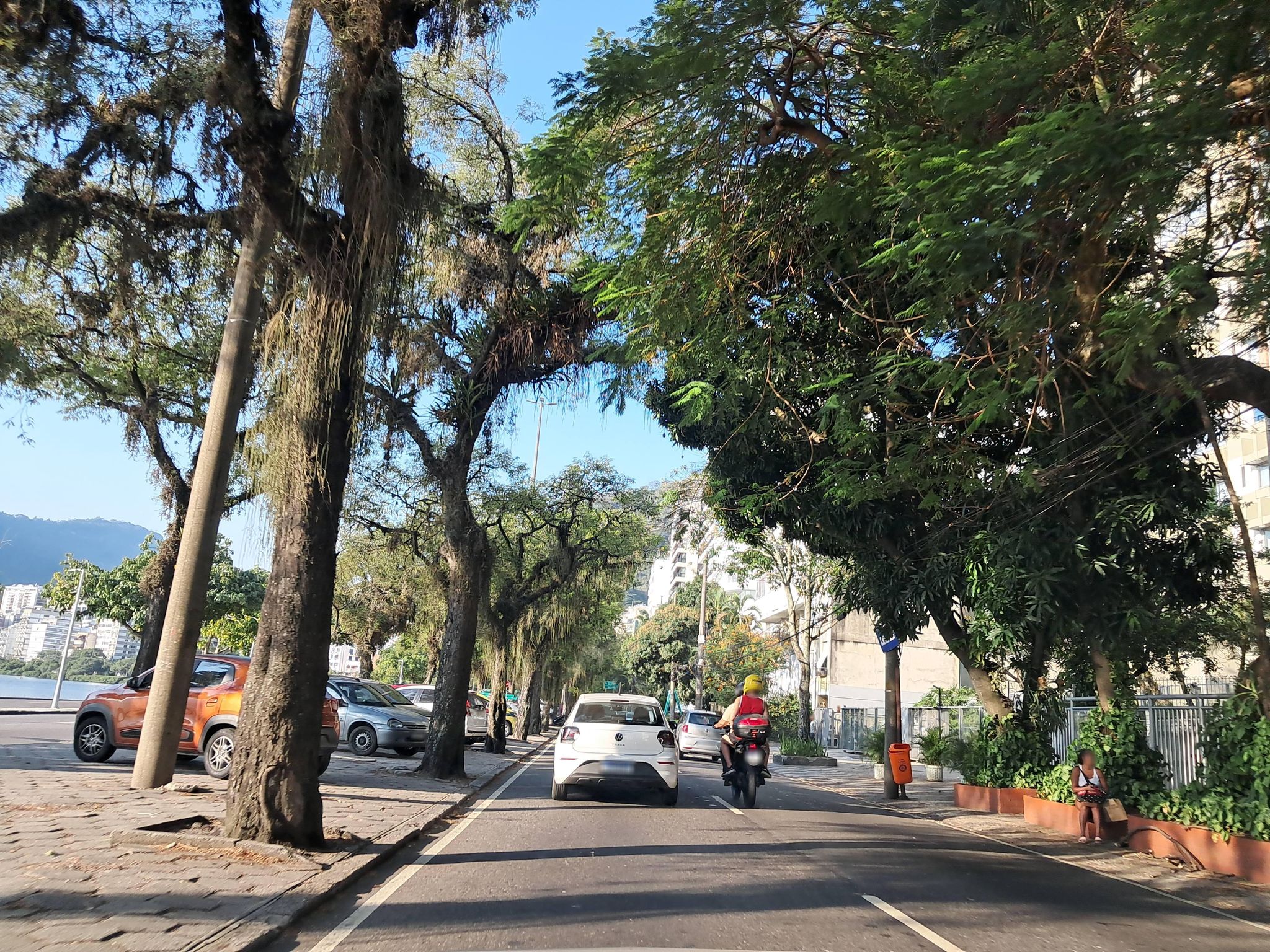 Street-level view near Vivendas da Lagoa, Lagoa