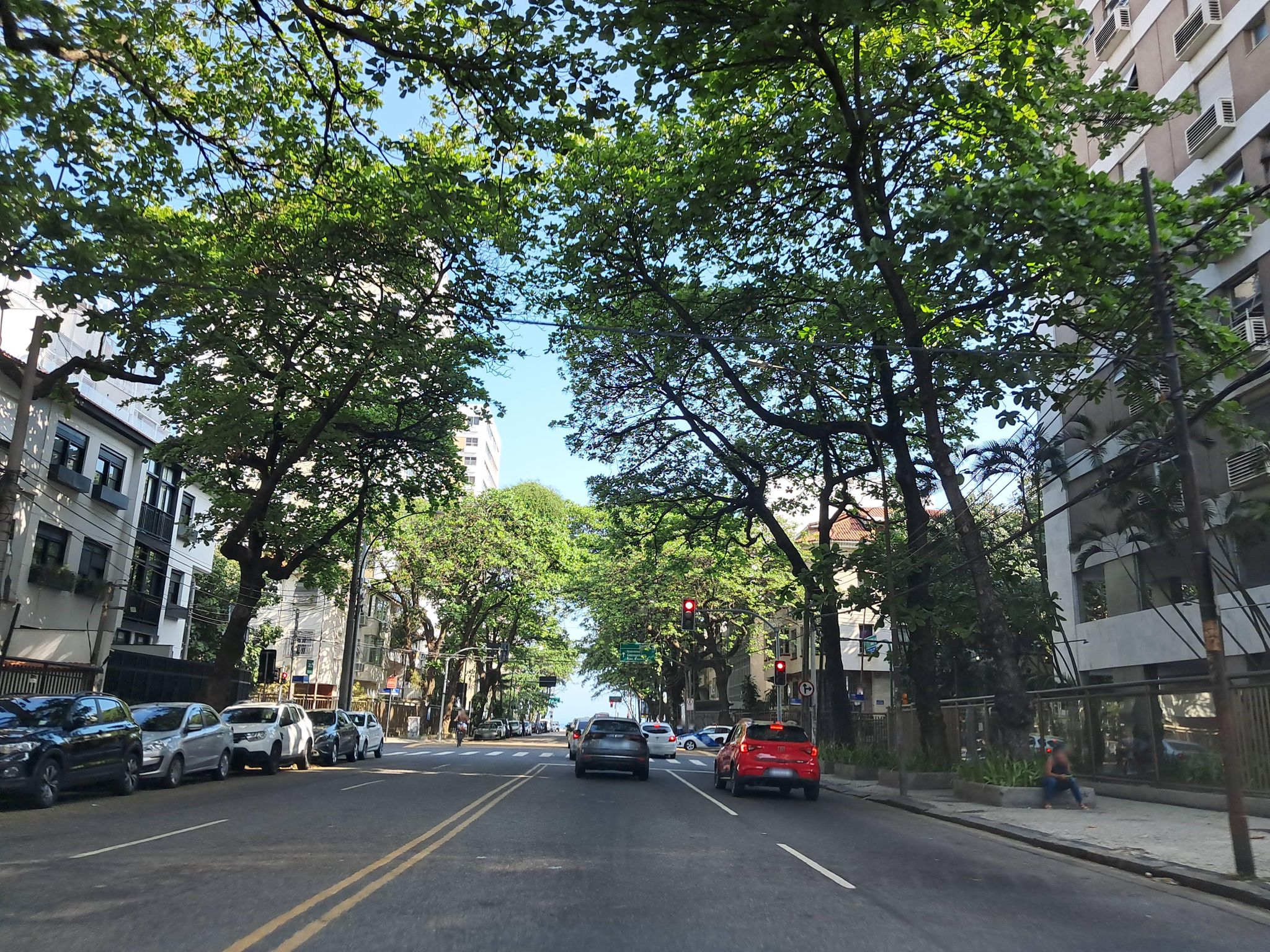 Street-level view near Watteau, Lagoa