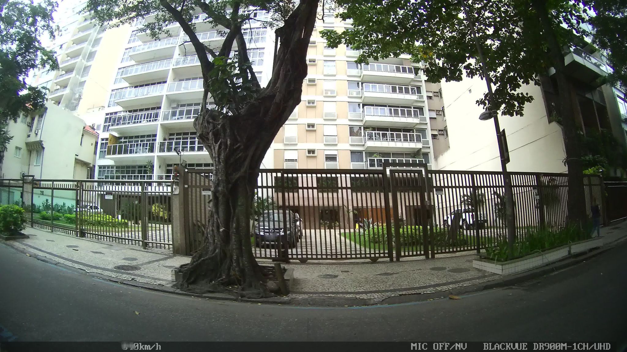Street-level view near Yuki Sushibar, Ipanema