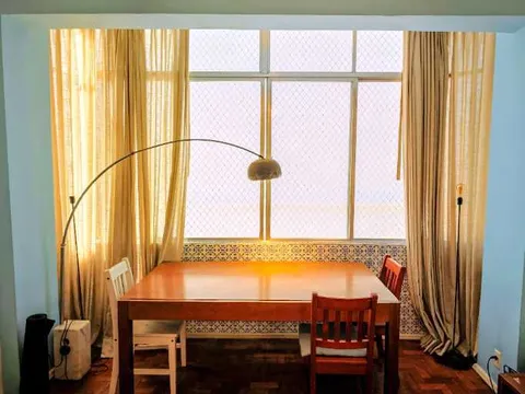Three-bedroom apartment needing renovation in central Ipanema