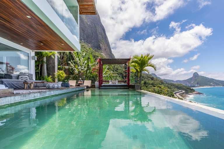 Three-level villa with five suites and an infinity pool above the sea in Joá – 1