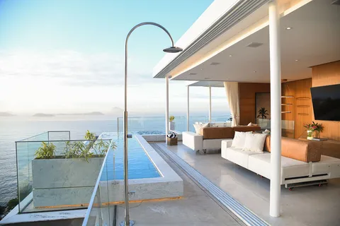Four-suite duplex penthouse with ocean and mountain views in Vidigal